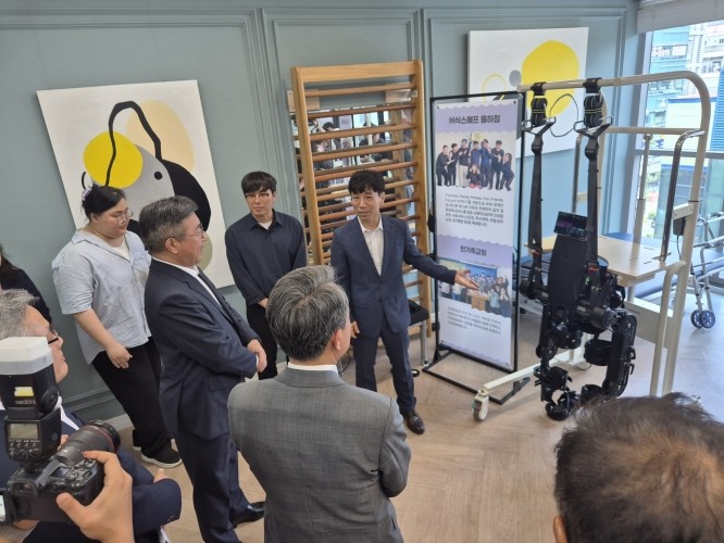 코스모로보틱스, 웨어러블 보행보조로봇 대구 도입...장애인 보행훈련 지... - 뉴스 썸네일 이미지